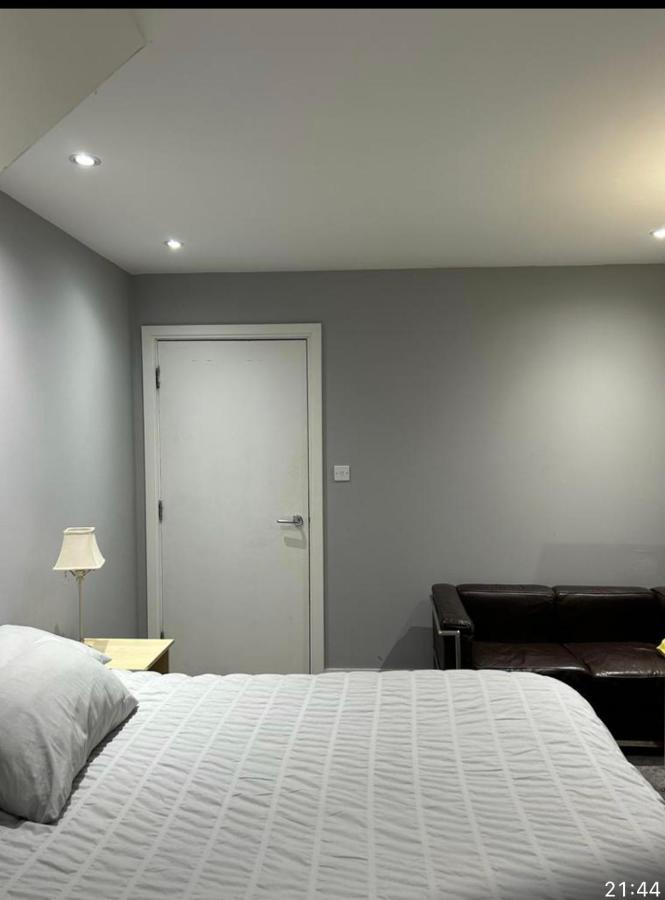 Cosy Nest In London Apartment เฮนดอน ภายนอก รูปภาพ
